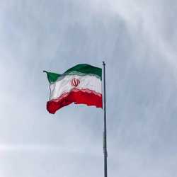 نصب پایه 38 متری پرچم جمهوری اسلامی ایران در شهرک صنعتی خیام